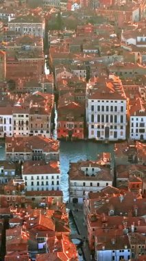 Venice City, İtalya 'daki binaların insansız hava aracı görüntüsü. Dikey
