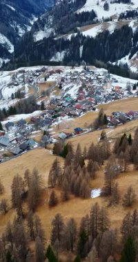İtalya 'daki Dolomitler tarafından çevrelenmiş Selva di Cadore komününün insansız hava aracı görüntüsü. Dikey