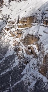 İtalya 'nın Dolomitler kentindeki Sassongher Dağı' ndaki mavi gökyüzü üzerindeki hava aracı görüntüsü. Dikey