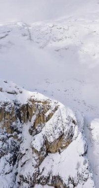 İtalya 'nın Dolomitler kentindeki Sassongher Dağı' ndaki mavi gökyüzü üzerindeki hava aracı görüntüsü. Dikey