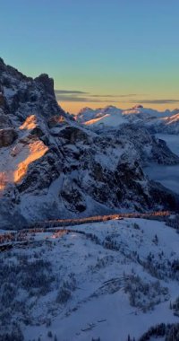 Dolomitlerdeki Pelmo Dağı 'nın hava aracı görüntüsü, gün doğumunda İtalya' da. Dikey
