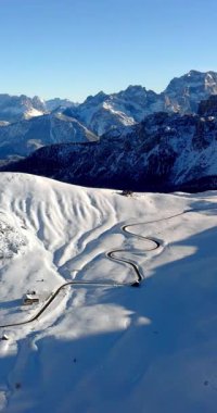 İtalya, Dolomitler 'deki Giau Geçidi yüksek dağ geçidini gösteren hava aracı görüntüsü. Dikey