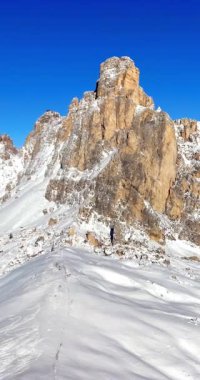 İtalya, Dolomitler 'deki Giau Geçidi yüksek dağ geçidini gösteren hava aracı görüntüsü. Dikey