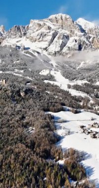 Dolomitler, İtalya 'daki Cortina d' Ampezzo kasabasının insansız hava aracı görüntüsü. Dikey