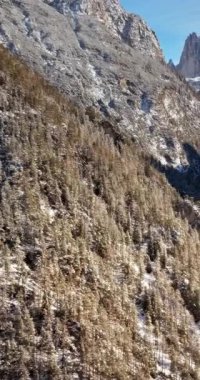 Kuzeydoğu İtalya 'nın Sexten Dolomitlerindeki Tre Cime di Lavaredo' nun arka planında mavi gökyüzü olan insansız hava aracı görüntüsü. Dikey