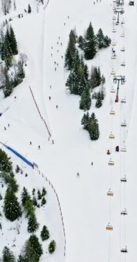 Güney Tyrol, Corvara 'daki bir kayak merkezinin insansız hava aracı görüntüsü, Dolomitler. Dikey