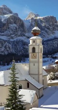 Colfosco dağ köyündeki Parrocchia di Colfosco 'nun Güney Tyrol, Dolomites, Kuzey İtalya' daki karla kaplı hava aracı görüntüsü. Dikey