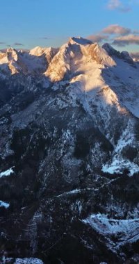 İtalya 'nın Dolomitler kentindeki dağlardaki karların insansız hava aracı görüntüsü. Dikey