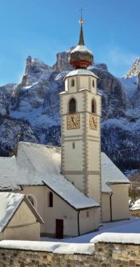 Colfosco dağ köyündeki Parrocchia di Colfosco 'nun Güney Tyrol, Dolomites, Kuzey İtalya' daki karla kaplı hava aracı görüntüsü. Dikey