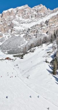 Güney Tyrol, Dolomites, Kuzey İtalya 'daki Colfosco kayak merkezinin hava aracı görüntüsü. Dikey