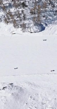 Güney Tyrol, Dolomites, Kuzey İtalya 'daki Colfosco kayak merkezinin hava aracı görüntüsü. Dikey