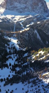 İtalya 'nın Dolomitler kentindeki Gardena Geçidi' nin insansız hava aracı görüntüsü. Dikey
