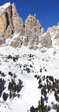 İtalya 'nın Dolomitler kentindeki Gardena Geçidi' nin insansız hava aracı görüntüsü. Dikey