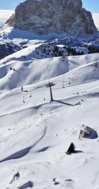 İtalya 'nın Dolomitler kentindeki Gardena Geçidi' nin insansız hava aracı görüntüsü. Dikey