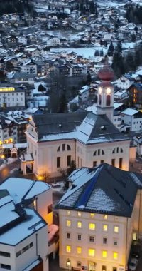 Ortisei kasabasının hava aracı görüntüsü gece karla kaplı, Dolomitler içinde, kuzey İtalya 'da. Dikey