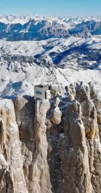 İtalya 'nın kuzeydoğusundaki Dolomitler' deki Marmolada dağının insansız hava aracı görüntüsü. Dikey
