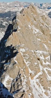 İtalya 'nın kuzeydoğusundaki Dolomitler' deki Marmolada dağının insansız hava aracı görüntüsü. Dikey