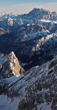İtalya 'nın kuzeydoğusundaki Dolomitler' deki Marmolada dağının insansız hava aracı görüntüsü. Dikey