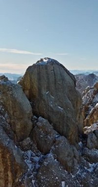 İtalya 'nın kuzeydoğusundaki Dolomitler' deki Marmolada dağının insansız hava aracı görüntüsü. Dikey