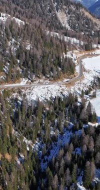 İtalya 'nın Dolomitler kentindeki dağlardaki karların insansız hava aracı görüntüsü. Dikey
