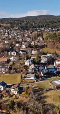 İtalya 'nın Dolomitler kentindeki Renon platosundaki Soprabolzano köyünün insansız hava aracı görüntüsü. Dikey
