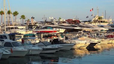 Vallauris, Fransa - 14 Ekim 2024: Güneşli bir günde gemiler Port de Golfe-Juan 'a yanaştı