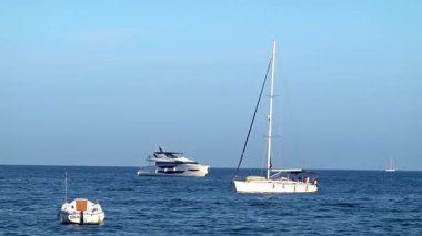 Fransa, Golfe-Juan 'da gün ışığında gemiler denizde hareket ediyor.