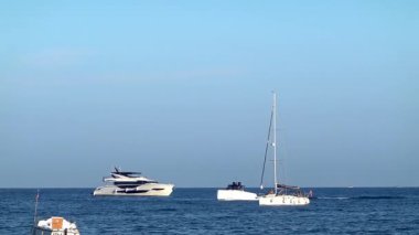 Fransa, Golfe-Juan 'da gün ışığında gemiler denizde hareket ediyor.