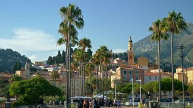 Menton, Fransa - 4 Eylül 2024: St. Michel Bazilikası 'nın renkli binalarla çevrili uzak manzarası
