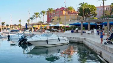 Menton, Fransa - 4 Eylül 2024: Fransız Rivierası 'ndaki Menton Limanı' na yanaşan teknelerin görüntüsü