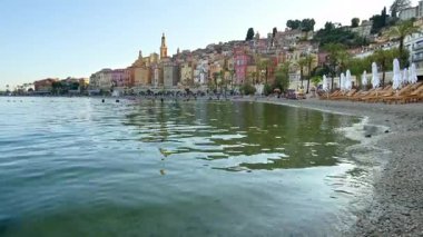 Arkasında Fransa 'nın Menton kentindeki renkli binaların olduğu deniz manzarası