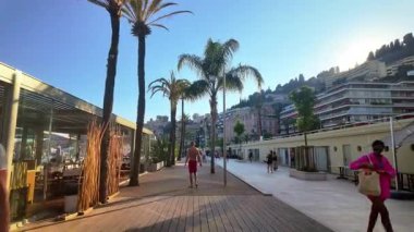 Menton, Fransa - 4 Eylül 2024: İnsanlar şehrin sokaklarında yürüyor