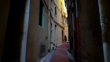 Fransa, Menton 'da dar bir sokakta yürüyüş