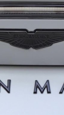 Golfe Juan, Fransa - 10 Ekim 2024: Beyaz bir Aston Martin arabasının arkası