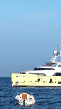 Vallauris, Fransa - 14 Ekim 2024: Fransa 'nın Golfe-Juan kentindeki tekneler gün ışığında denize açılıyor