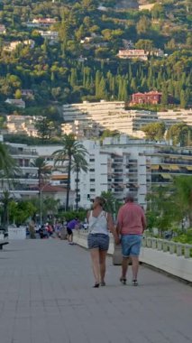 Menton, Fransa - 4 Eylül 2024: İnsanlar şehrin sokaklarında yürüyor. Dikey