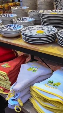 Menton, Fransa 'da bir mağazanın limon süslemeli mutfak malzemelerini kapatın. Dikey