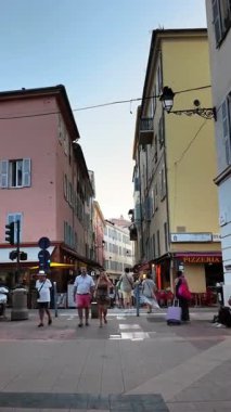 Menton, Fransa - 4 Eylül 2024: İnsanlar şehrin sokaklarında yürüyor. Dikey