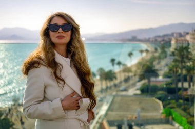 Cannes 'da poz veren kadın Fransa, deniz ve dağlarda bir çatı barında