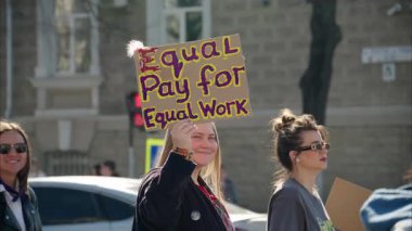 Chisinau, Moldova - 8 Mart 2025: Uluslararası Kadınlar Günü 'ne adanmış feminist yürüyüş