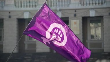 Chisinau, Moldova - 8 Mart 2025: Uluslararası Kadınlar Günü 'ne adanmış feminist yürüyüş. Feminizm bayrağı