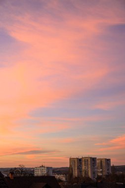 Chisinau, Moldova 'da gün batımı mor gökyüzü