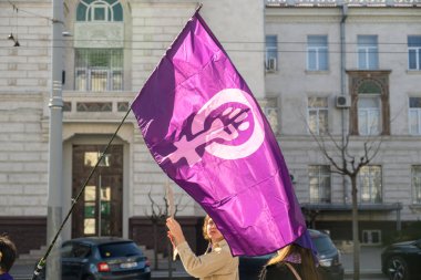 Chisinau, Moldova - 8 Mart 2025: Uluslararası Kadınlar Günü 'ne adanmış feminist yürüyüş. Feminizm bayrağı