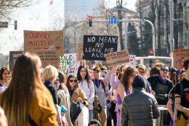 Chisinau, Moldova - 8 Mart 2025: Uluslararası Kadınlar Günü 'ne adanmış feminist yürüyüş