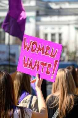 Chisinau, Moldova - 8 Mart 2025: Uluslararası Kadınlar Günü 'ne adanmış feminist yürüyüş. 