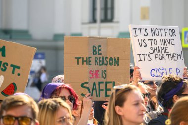 Chisinau, Moldova - 8 Mart 2025: Uluslararası Kadınlar Günü 'ne adanmış feminist yürüyüş. Posterde 