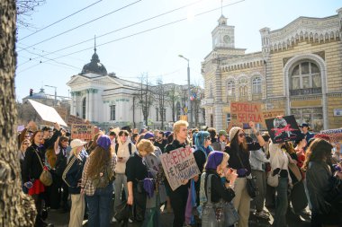 Chisinau, Moldova - 8 Mart 2025: Uluslararası Kadınlar Günü 'ne adanmış feminist yürüyüş