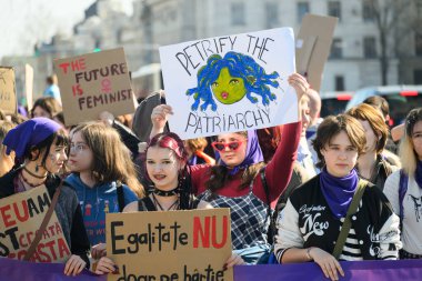 Chisinau, Moldova - 8 Mart 2025: Uluslararası Kadınlar Günü 'ne adanmış feminist yürüyüş. Poster diyor ki - Ataerkilliği Taşlaştırın