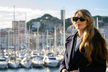 Cannes 'ı keşfeden kadın güzel Fransız Rivierası