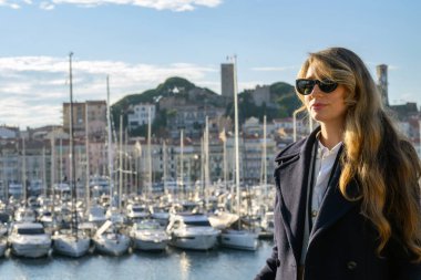 Cannes 'ı keşfeden kadın güzel Fransız Rivierası